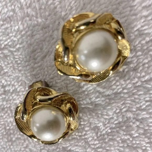 Vintage Gold Tone With Faux  Pearl Centre Clip On Earrings - Picture 6 of 8